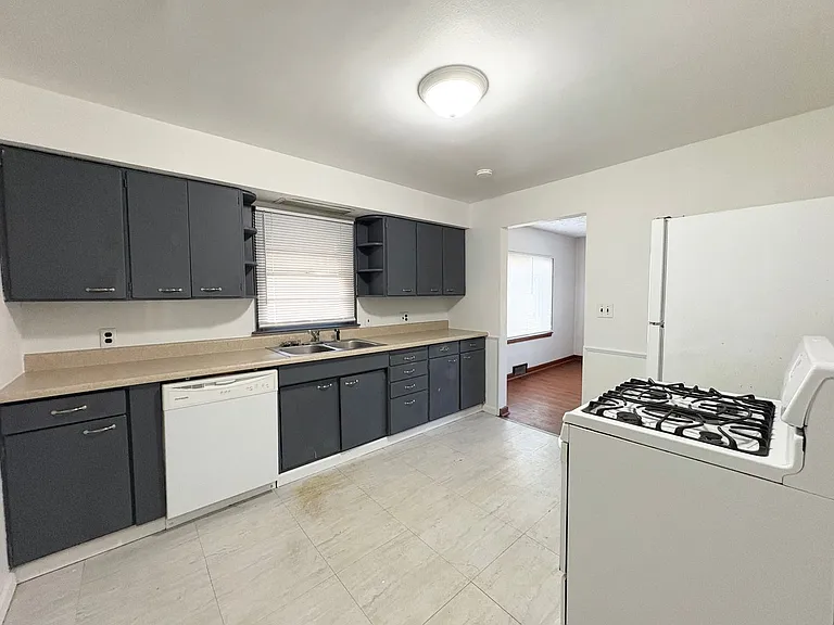503 E Empire St — Photo 3