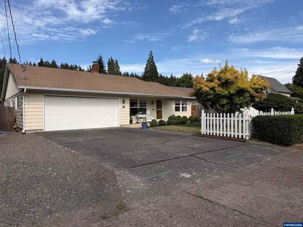 915 Madison St, Silverton, OR 97381