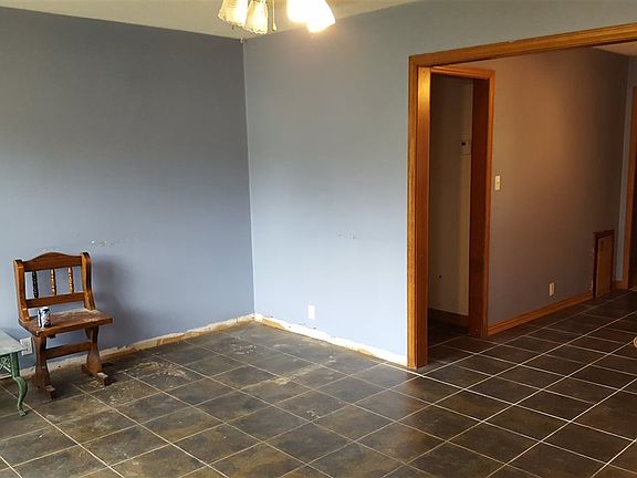 3rd image of 1813 E Oklahoma Ave
