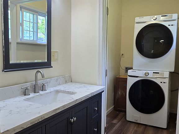 Vanity & Laundry