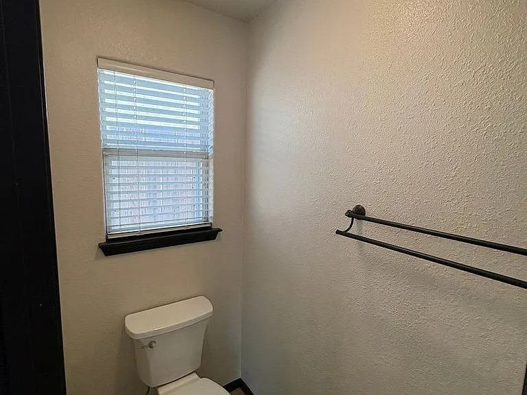 1031 N Crenshaw St — Photo 31