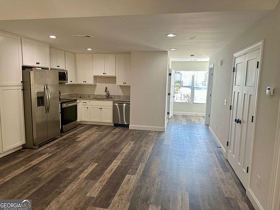 5th image of 404D Breakstone Dr