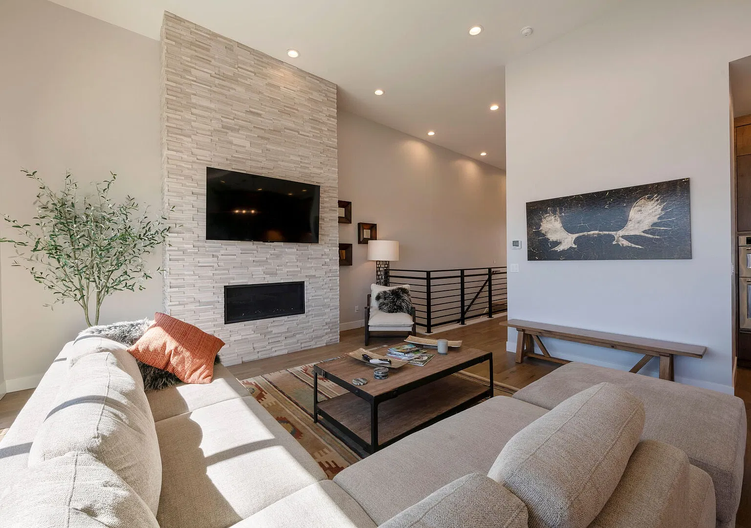 3 bed, 2742 sqft, $5,200 — Photo 4