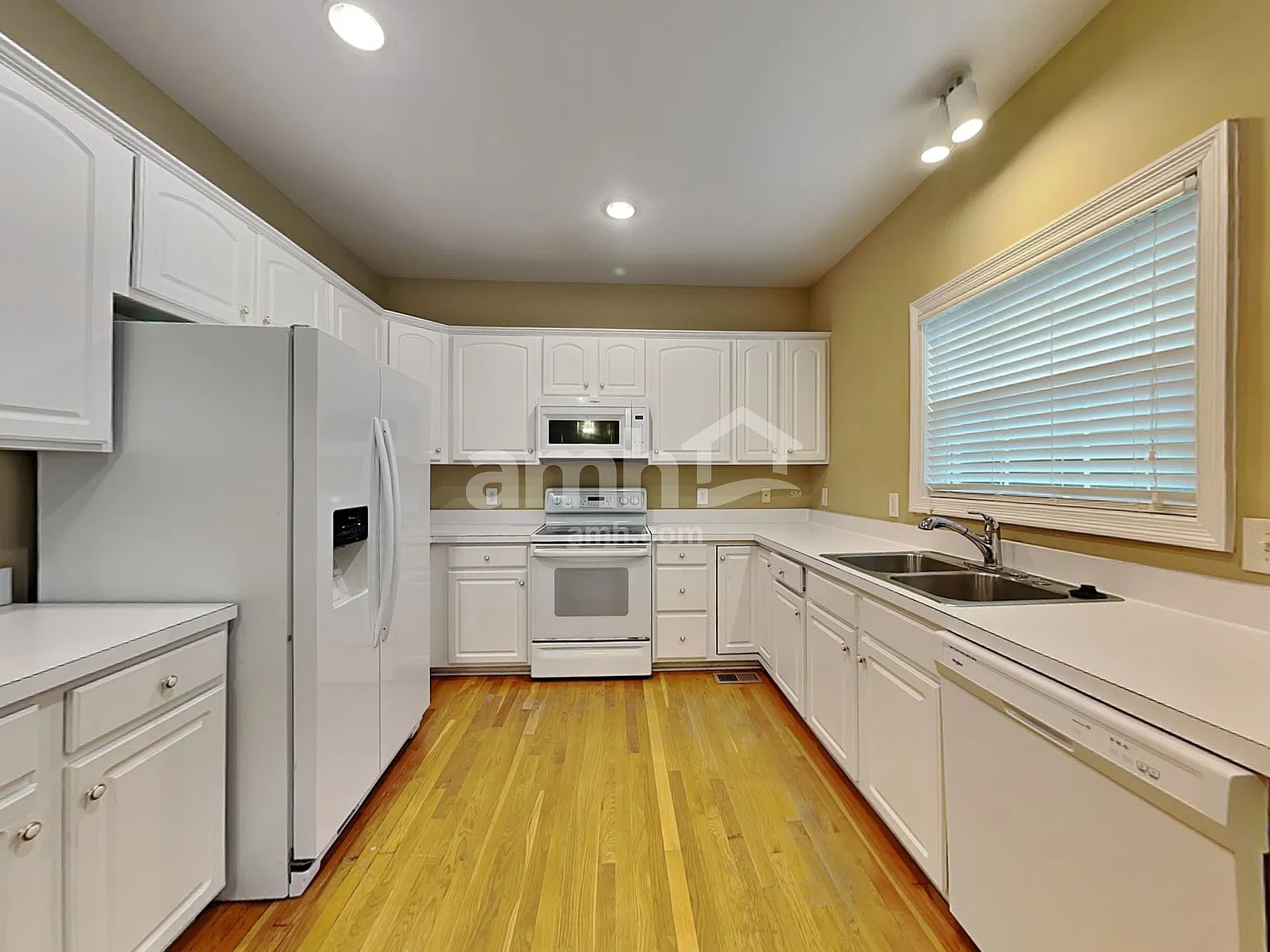 3 bed, 2.5 bath, 2350 sqft, $2,315 — Photo 3