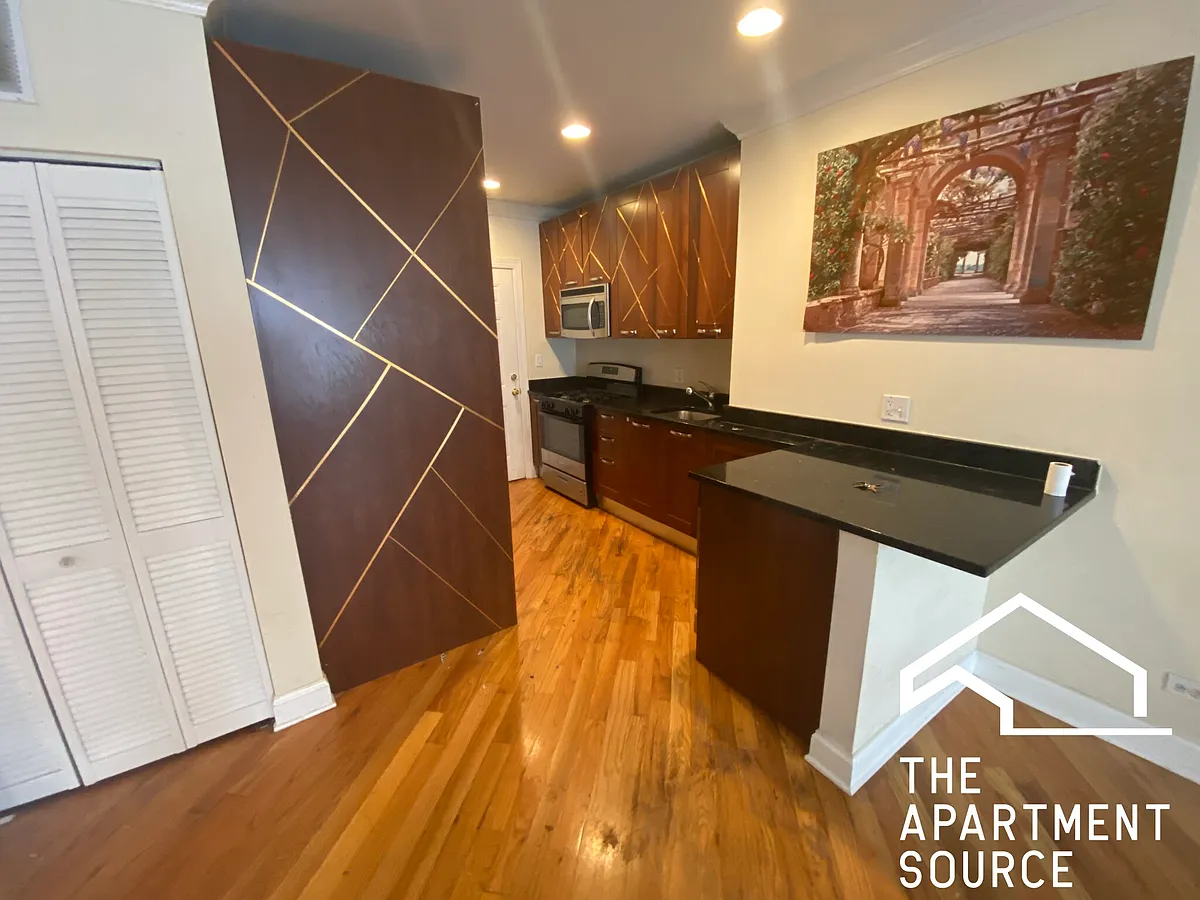 Building Photo - 6937 N Oakley Ave #3