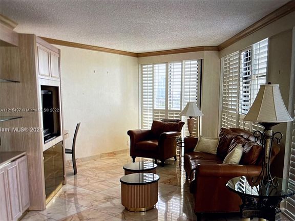 3rd image of 1000 E Island Blvd APT 902