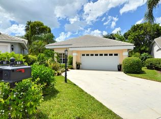 72 Fountain Cir, Naples, FL 34119