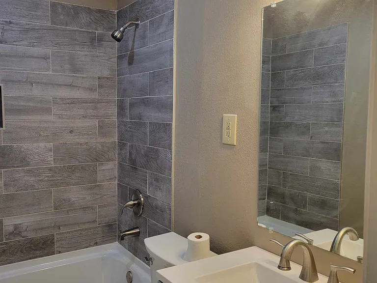 6208 Washington Ave — Photo 4