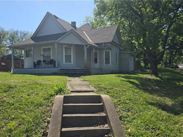1300 SW Mitchell St, Oak Grove, MO 64075