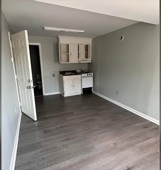 Studio, $795 — Photo 2