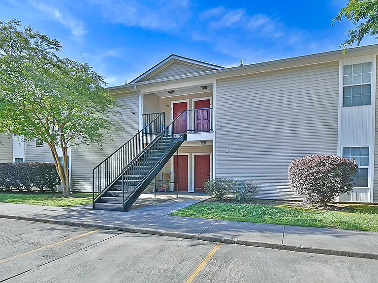 Spring Tree Apartments — Photo 15