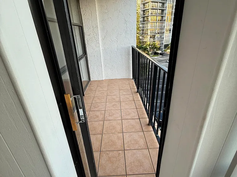 800 Parkview Dr #406 — Photo 10