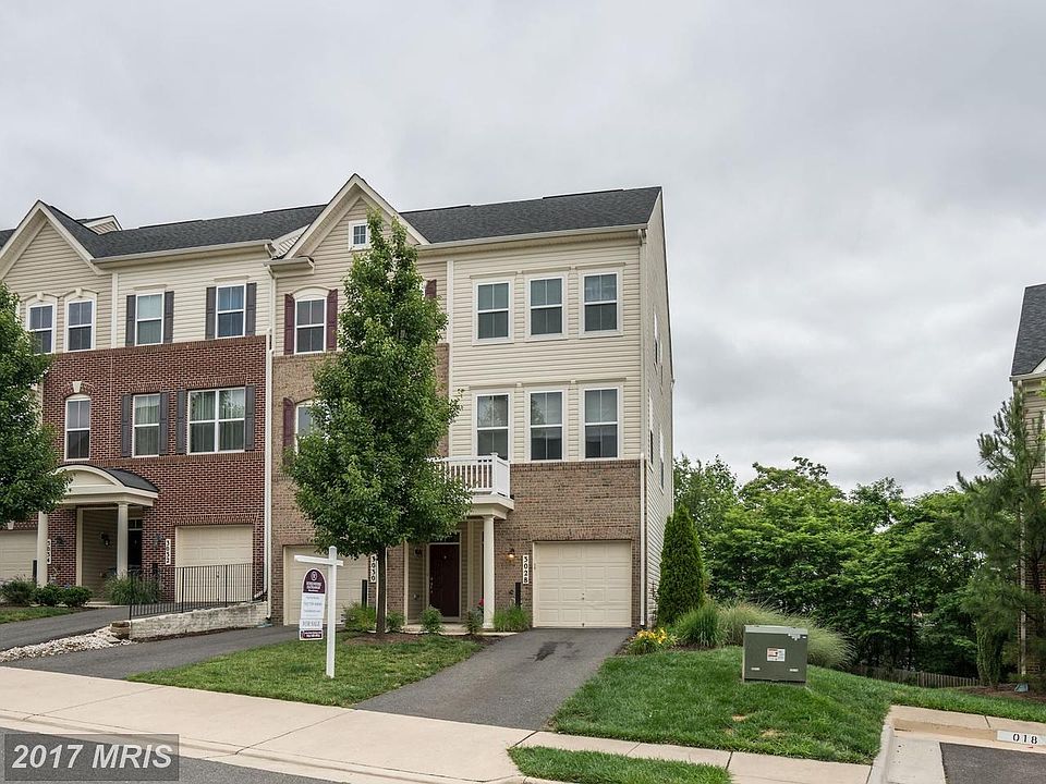 Townhouse with 1 Car Garage/Backs to Woods