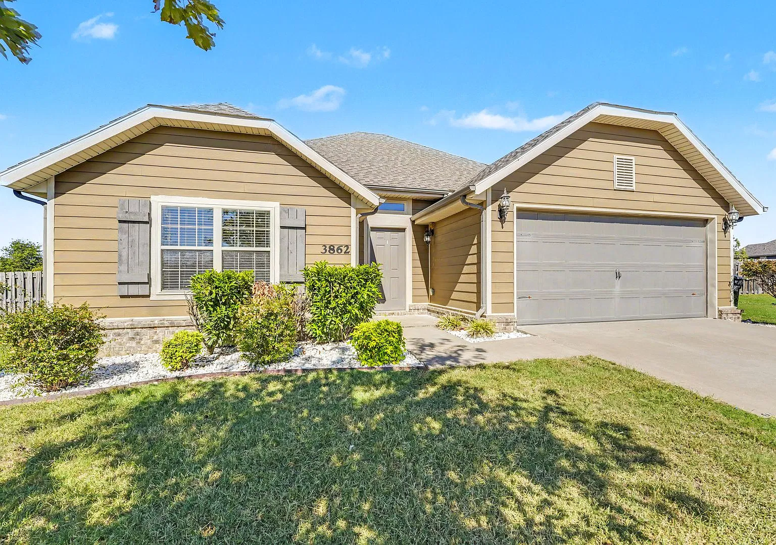 Beautiful 3 Bed / 2 Bath Home with Modern Upgrades & Huge Backyard MoveIn Ready ASAP — Photo 3