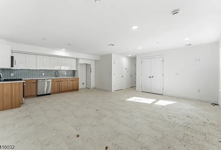 106 Columbia Ave — Photo 1