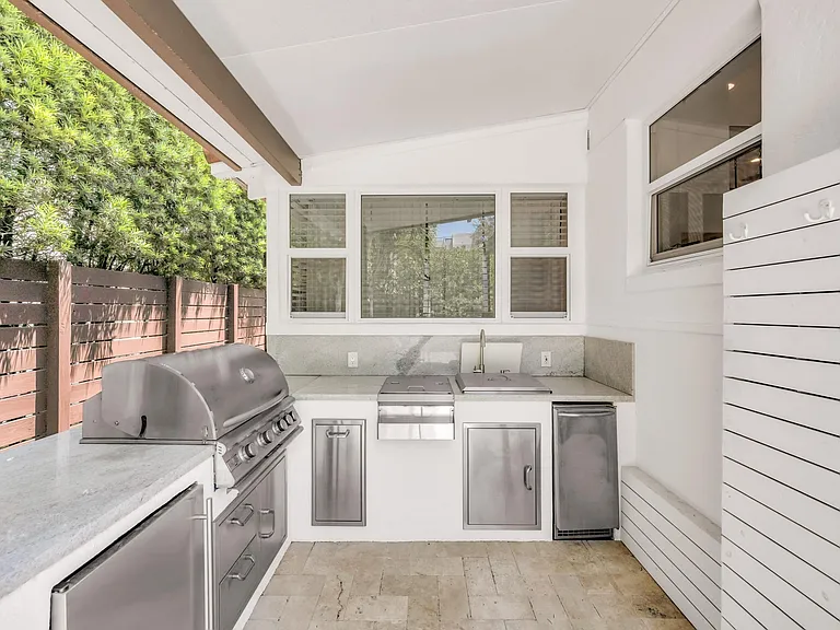748 NE 17th Way — Photo 39