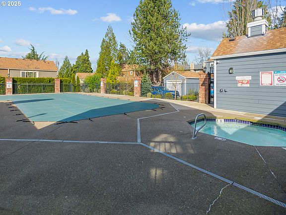 Community Pool>