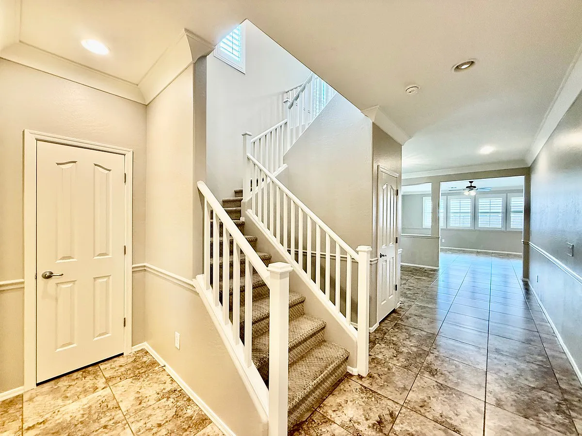 3 bed, 2.5 bath, 2514 sqft, $2,250 — Photo 3