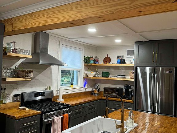 3rd image of 4814 Bromley Ln