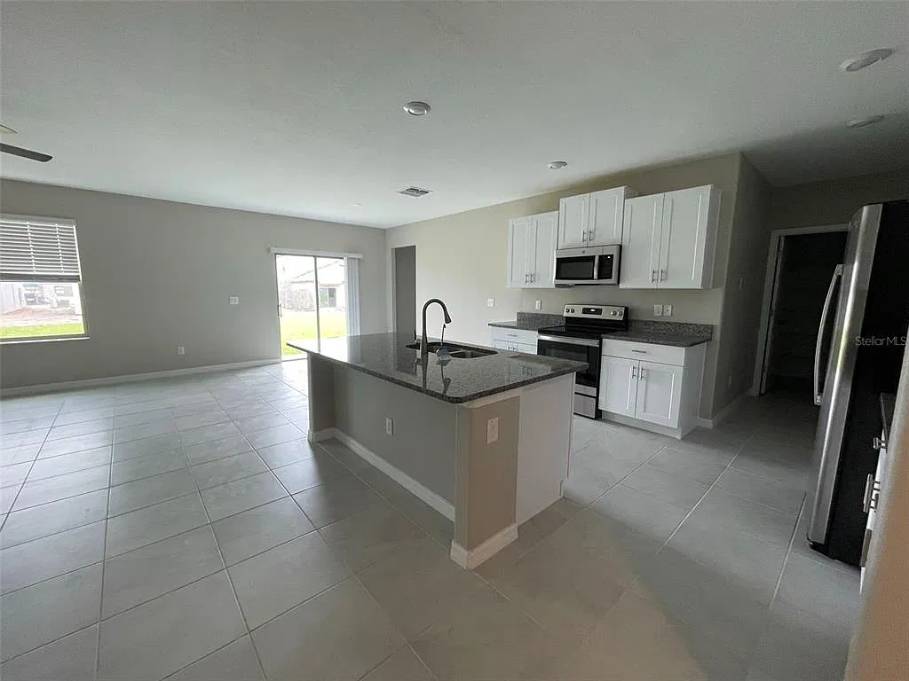 6 bed, 3.0 bath, 3092 sqft, $3,000 — Photo 3