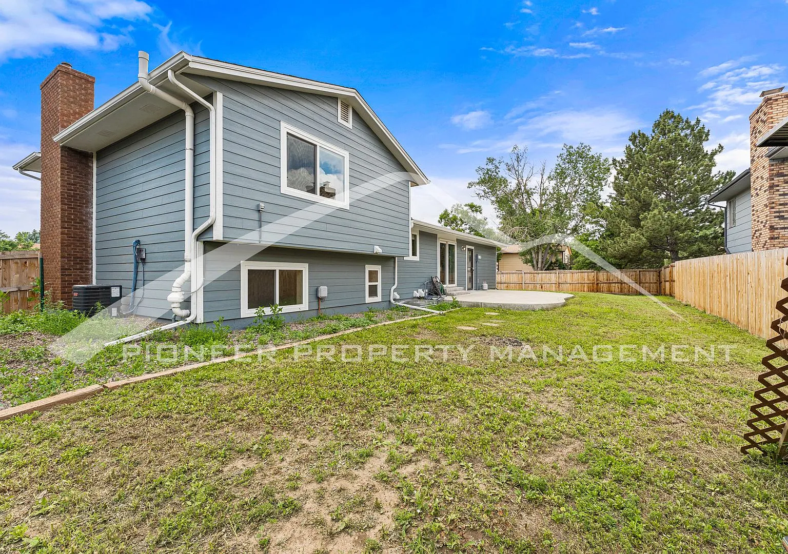 Beautiful Home with 2 Car Garage and Fenced Back Yard — Photo 1