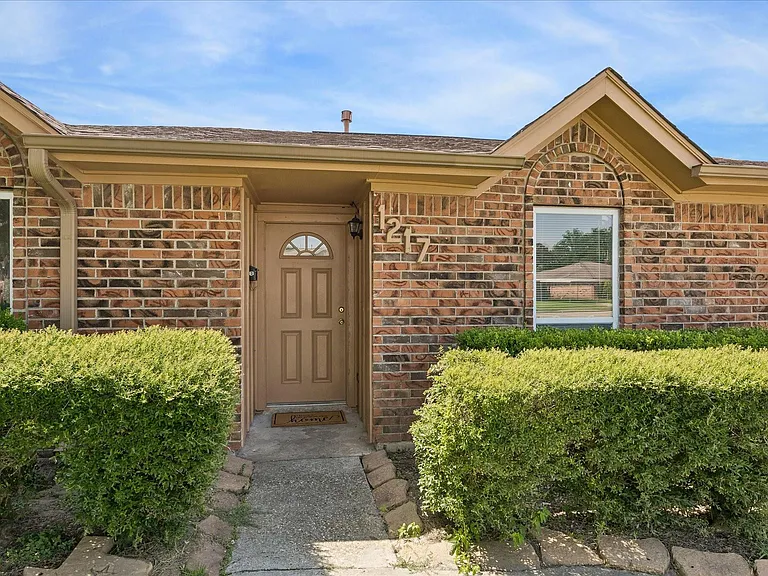1217 E Brown Ln — Photo 2