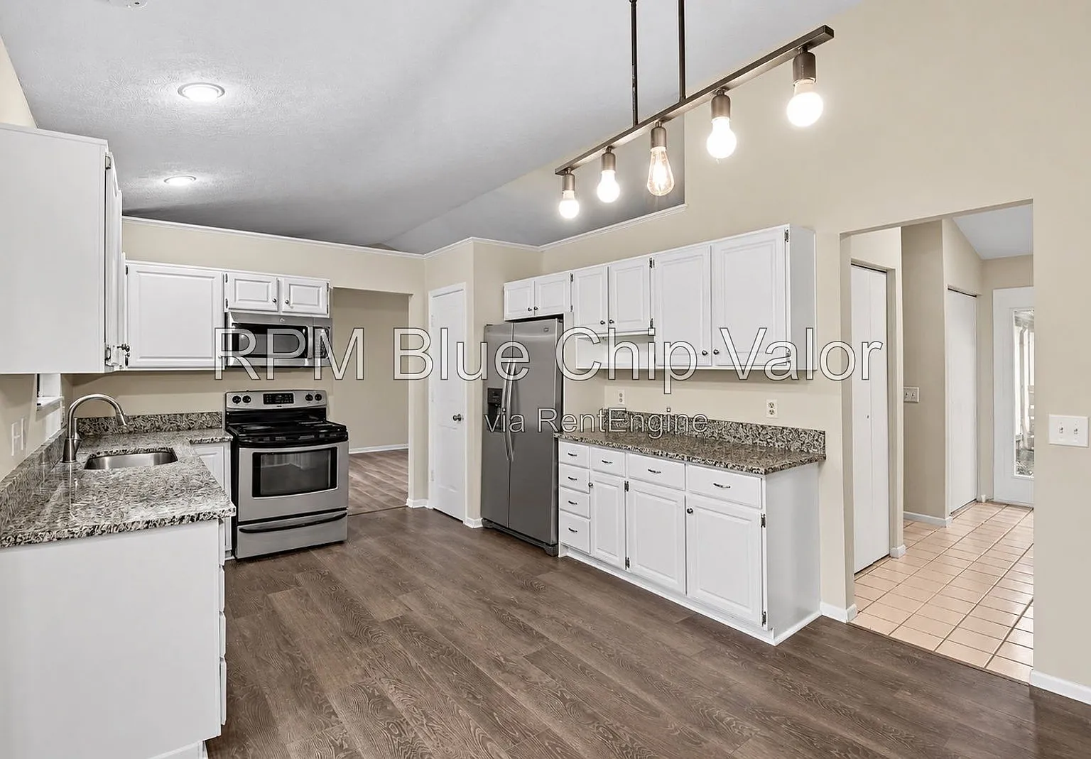 3 bed, 2.5 bath, 1900 sqft, $2,195 — Photo 4