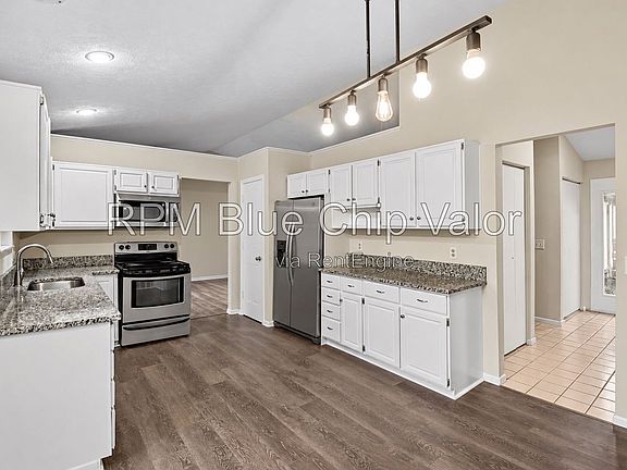 4th image of 1465 Eaton Ave #3