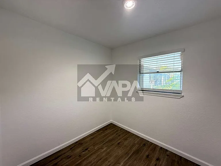 943 Weizmann St — Photo 14