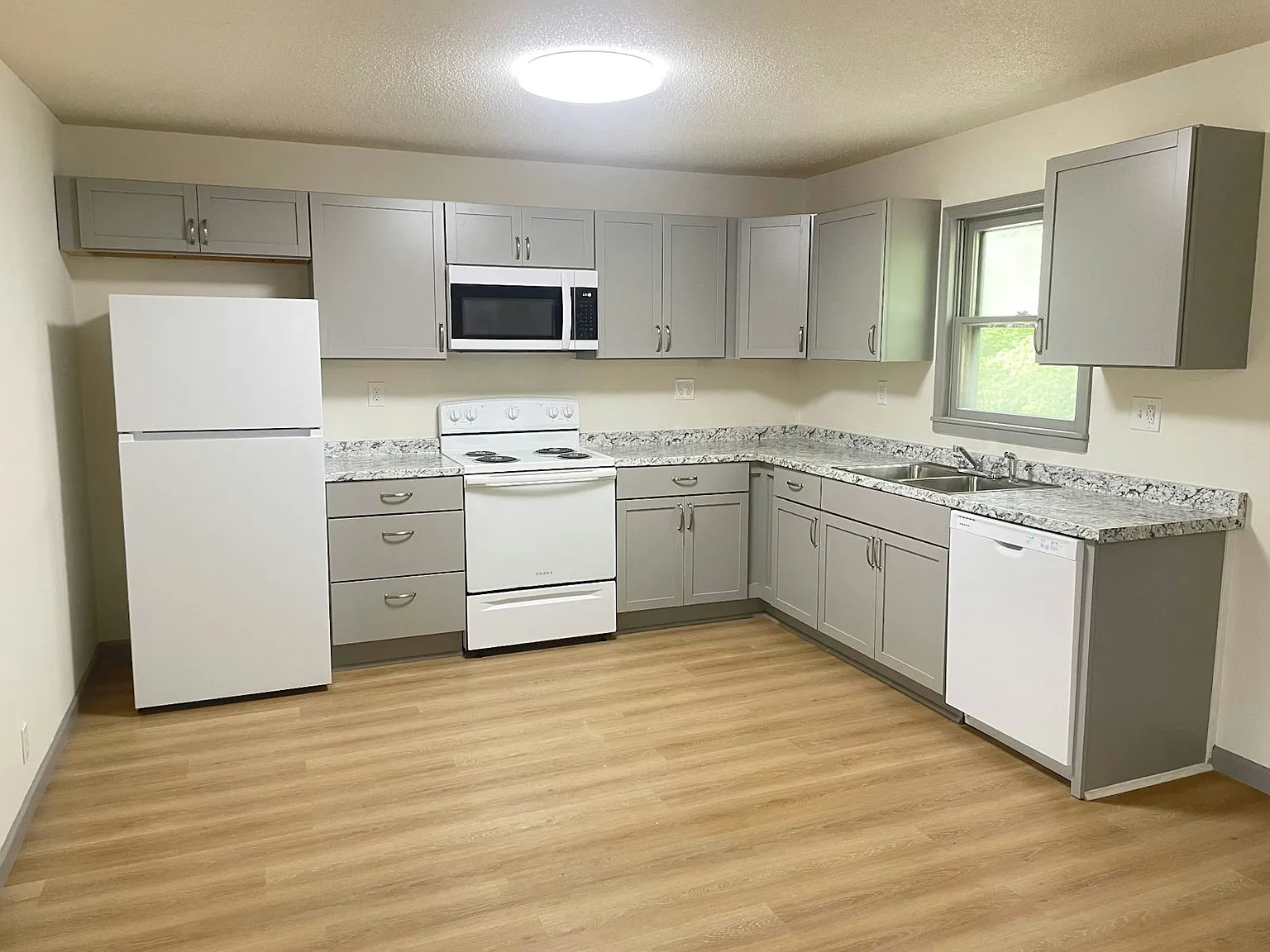 508 S Commercial Ave — Photo 2