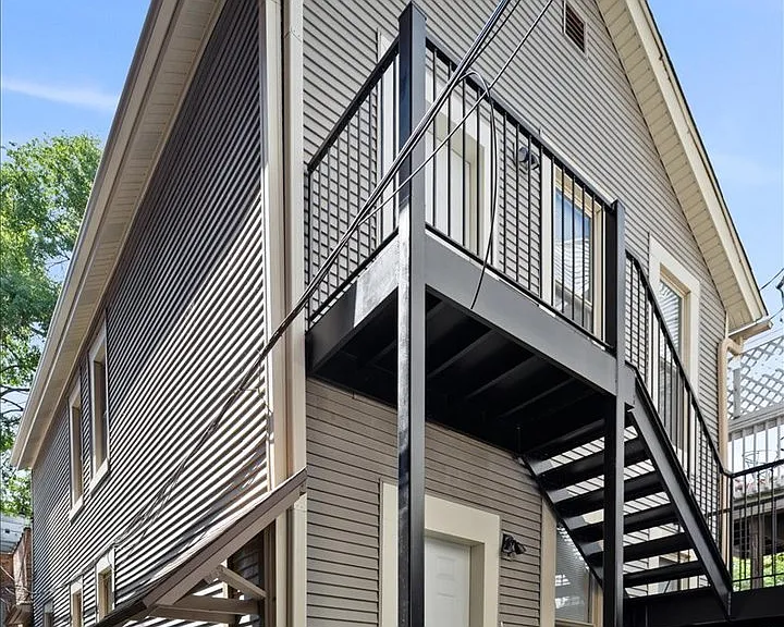 2742 N Seminary Ave #CH2 — Photo 2