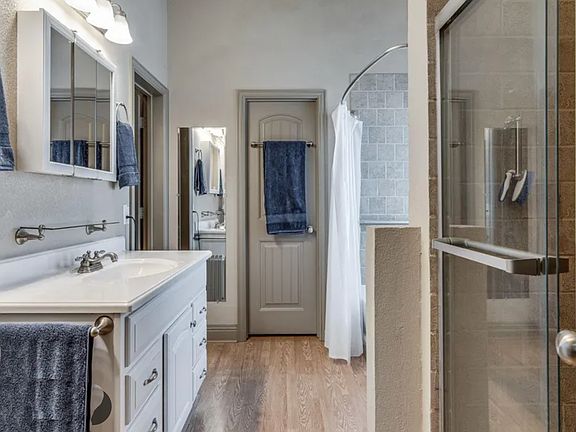 5th image of 204 Saxon St #1