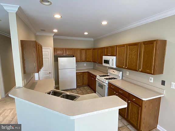 5th image of 265 Bridgewater Cir