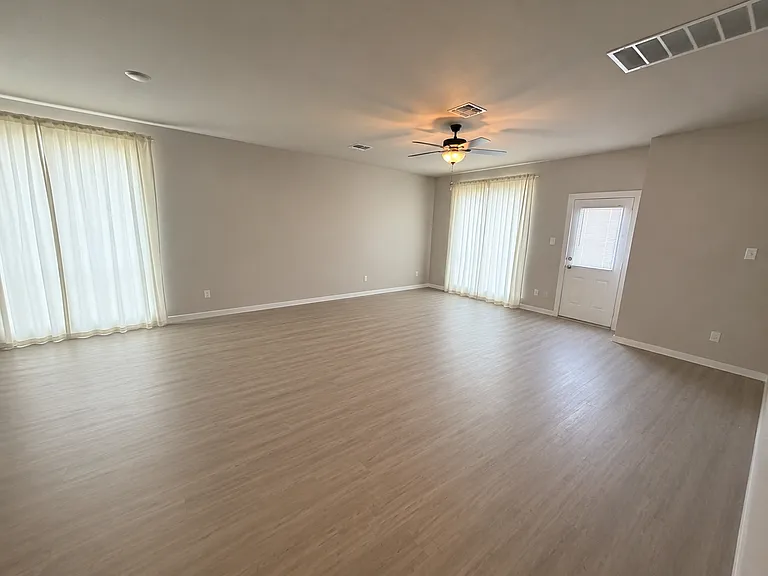 125 University Ave — Photo 3