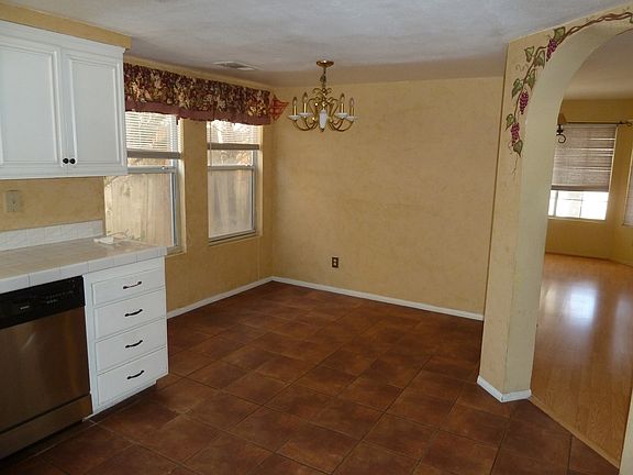 Velutina WayKitchen eating area