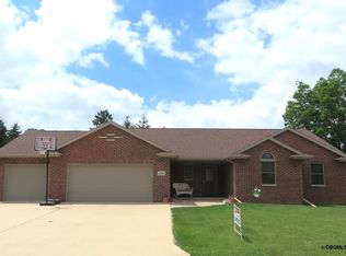 3213 Brook Hollow Dr, Dubuque, IA 52002