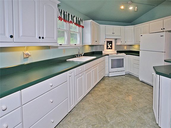 2nd image of 606 Illini Dr