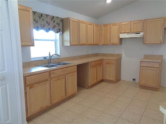 2nd image of 2905 NE 5th Ave
