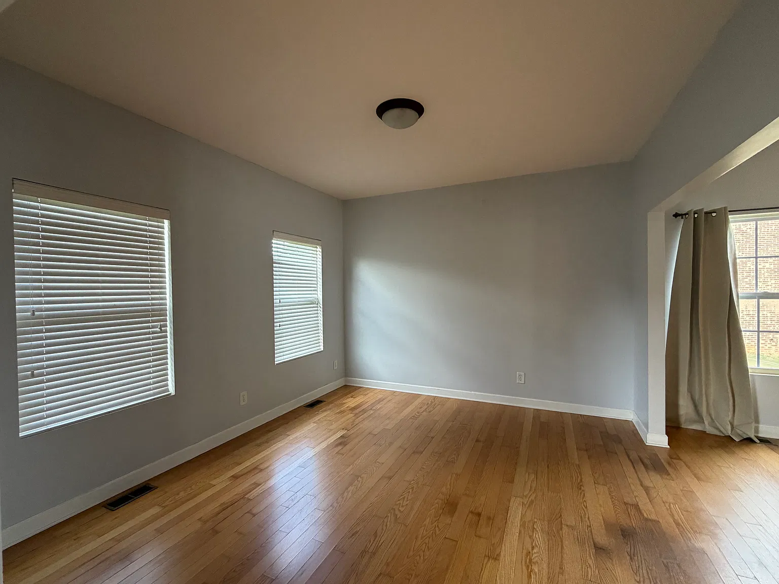 5 bed, 3495 sqft, $2,800 — Photo 4