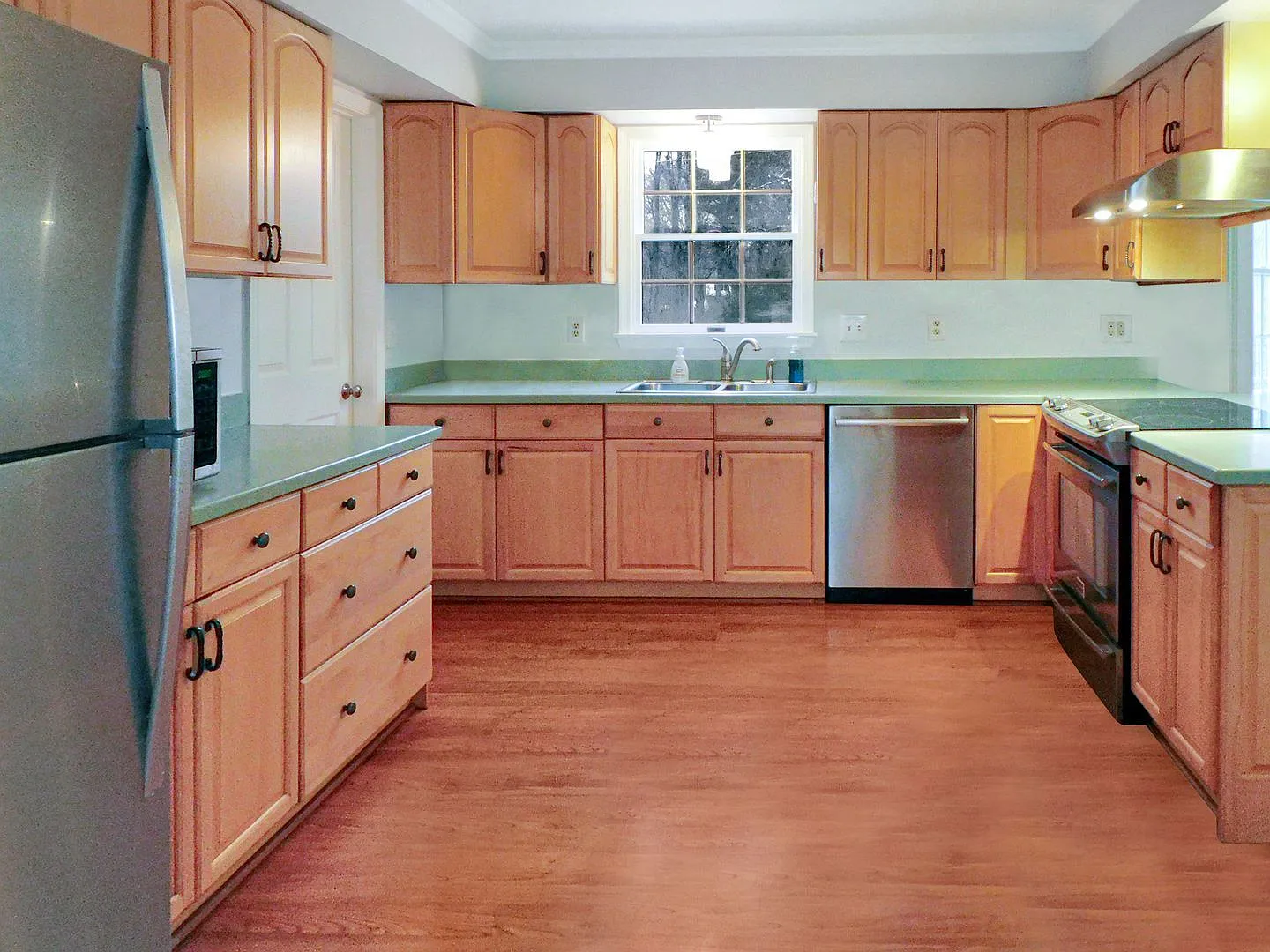 4 bed, 2.5 bath, 2240 sqft, $3,400 — Photo 2