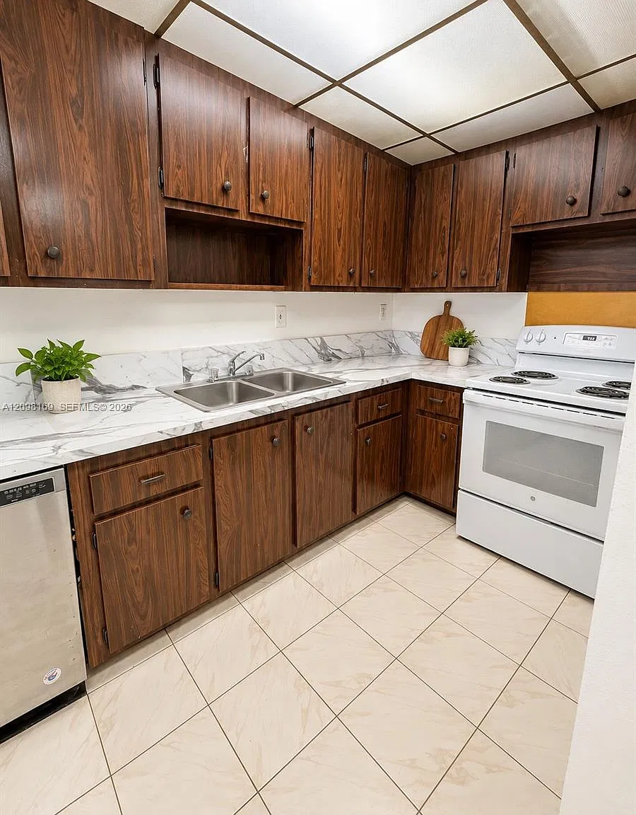 Samari Lake East Condo — Photo 3