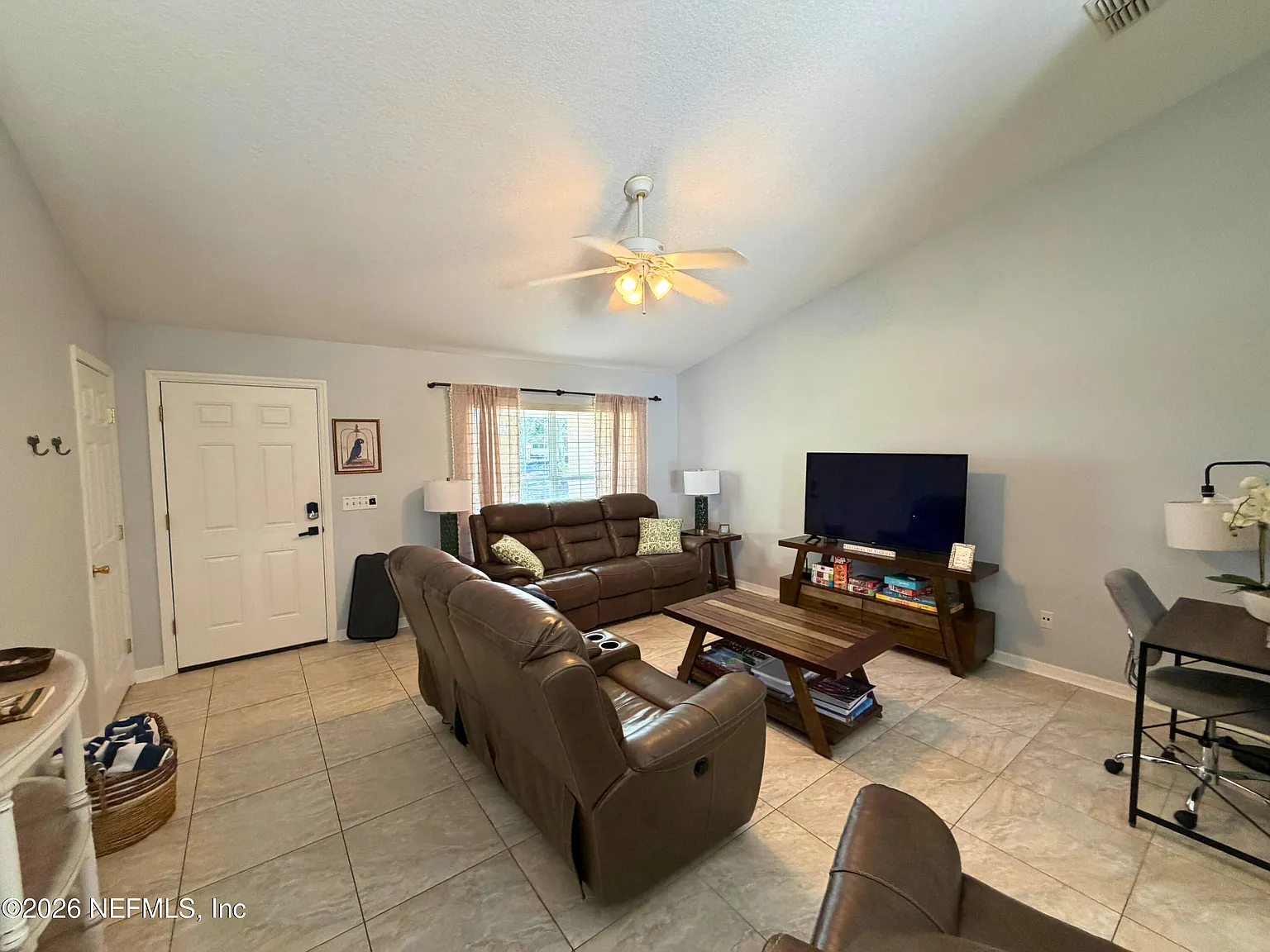 3 bed, 2.0 bath, 1358 sqft, $3,200 — Photo 3