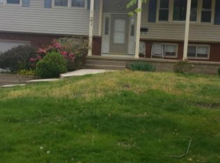 21 Chesapeake Rd, Manalapan, NJ 07726