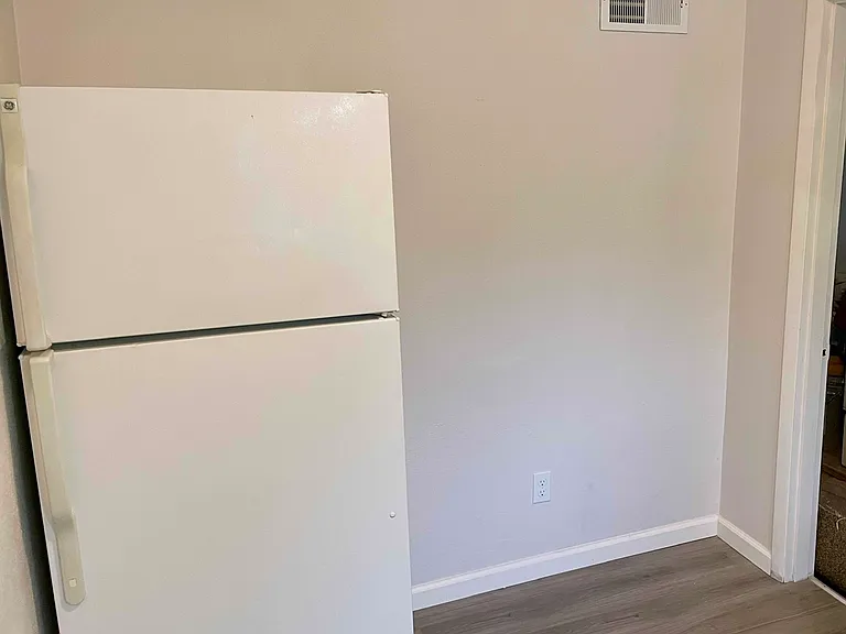2410 Wallis Ave — Photo 4