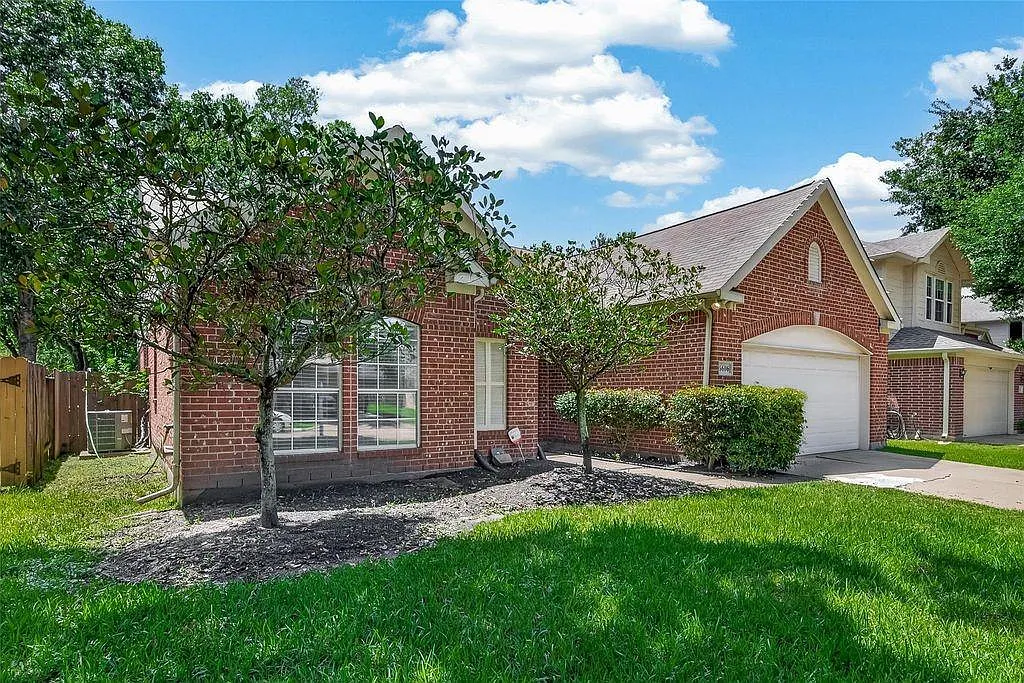 4 bed, 2.5 bath, 2162 sqft, $2,349 — Photo 3
