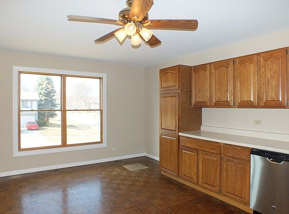 5th image of 307 Surrey Ln