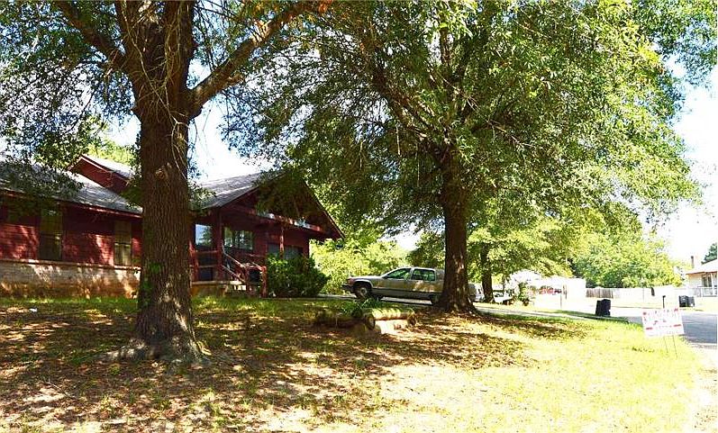 2nd image of 403 E Circle Dr