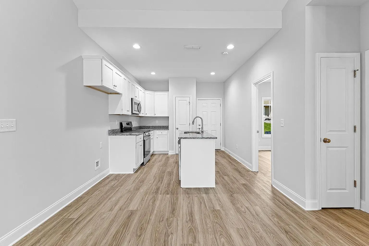 217 Lenox Cir — Photo 2