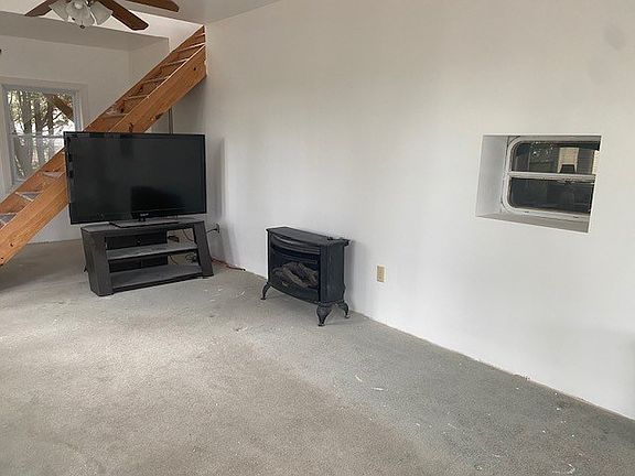 3rd image of 6096 Periwinkle Dr