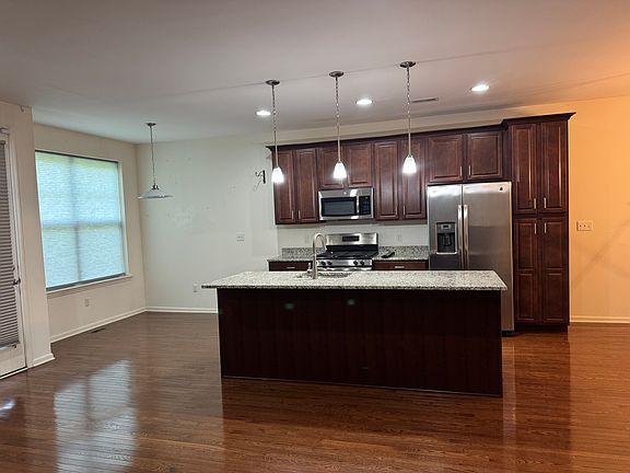 3rd image of 127 Meadow View Dr